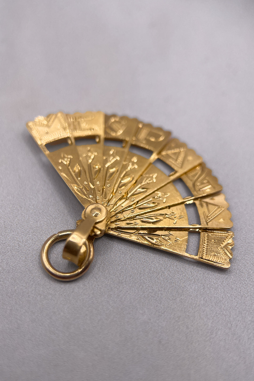 The Articulated Exotic Spanish Abanico Fan of Elegance Vintage Charm (375 9ct vintage gold)