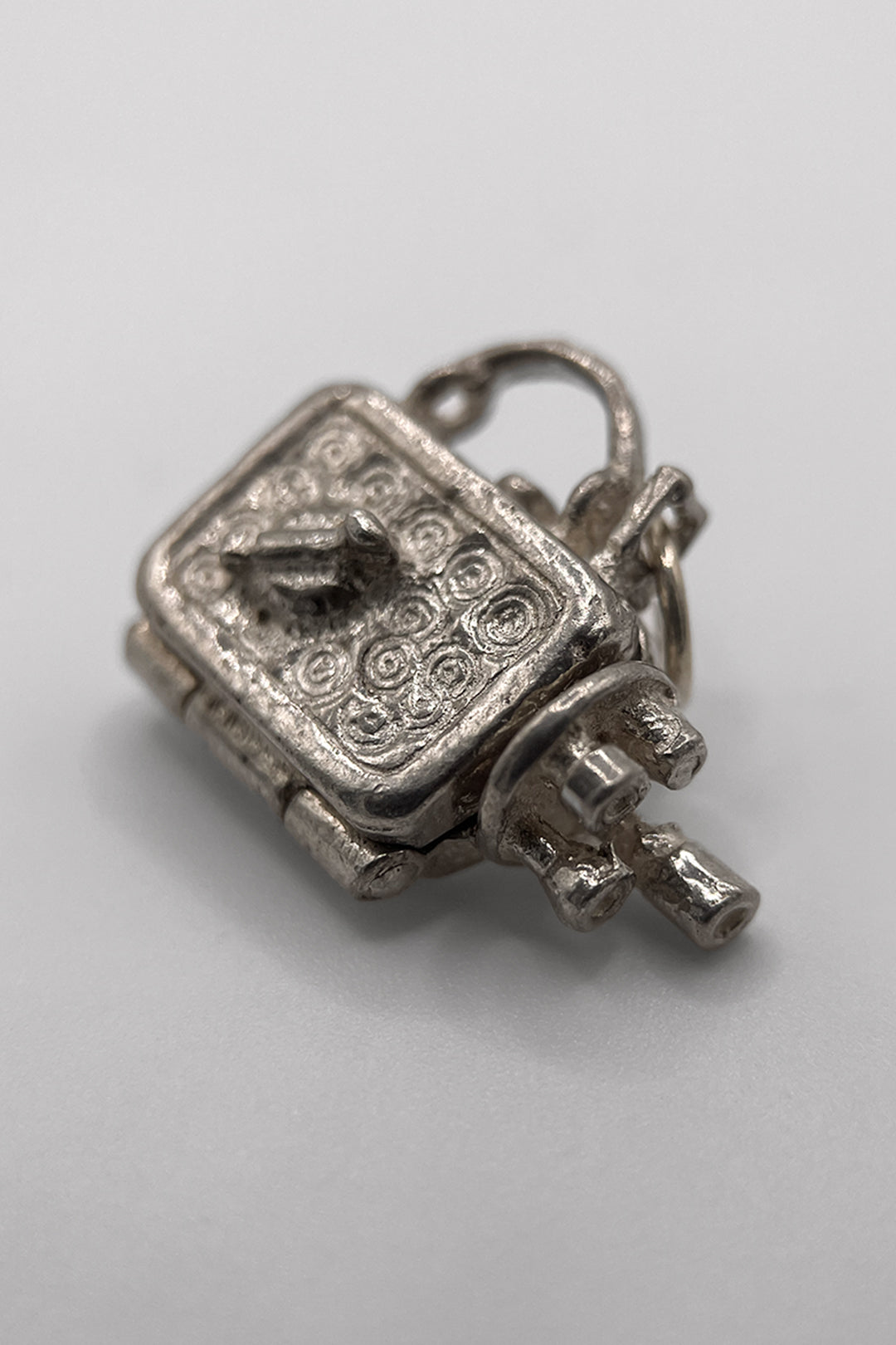 The Opening Hollywood Movie Camera with a Sunbathing Lady Inside Vintage Charm (925 Sterling Silver, made circa 1950 - 1970)