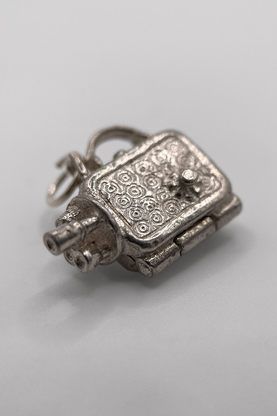 The Opening Hollywood Movie Camera with a Sunbathing Lady Inside Vintage Charm (925 Sterling Silver, made circa 1950 - 1970)