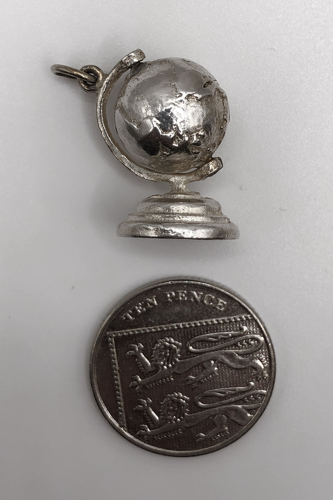 The Essential Globe Vintage Charm (925 Sterling Silver)