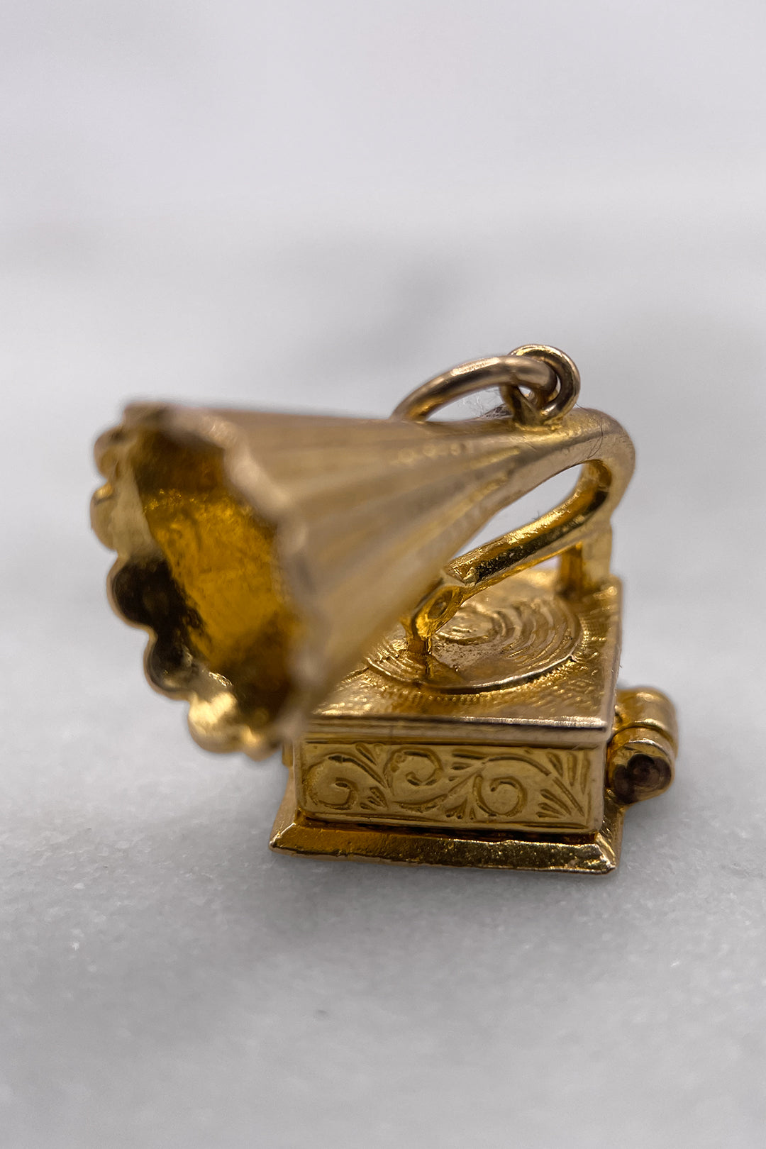 The Little Mouse's Musical Hideaway Gramophone Vintage Charm (375 9ct gold, made in 1968)