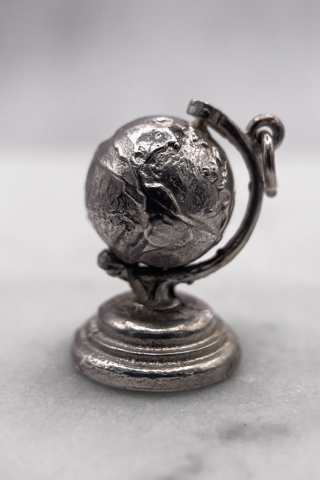 The Articulated Globetrotters Globe of Adventure Vintage Charm (925 Sterling Silver, made circa 1950 - 1970)