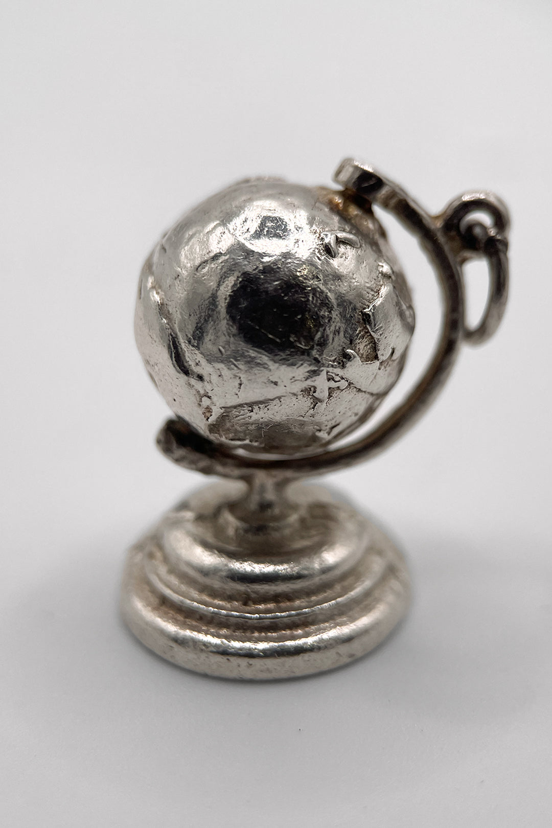 The Travellers Globe of Adventure Vintage Charm (925 Sterling Silver, made circa 1950 - 1970)
