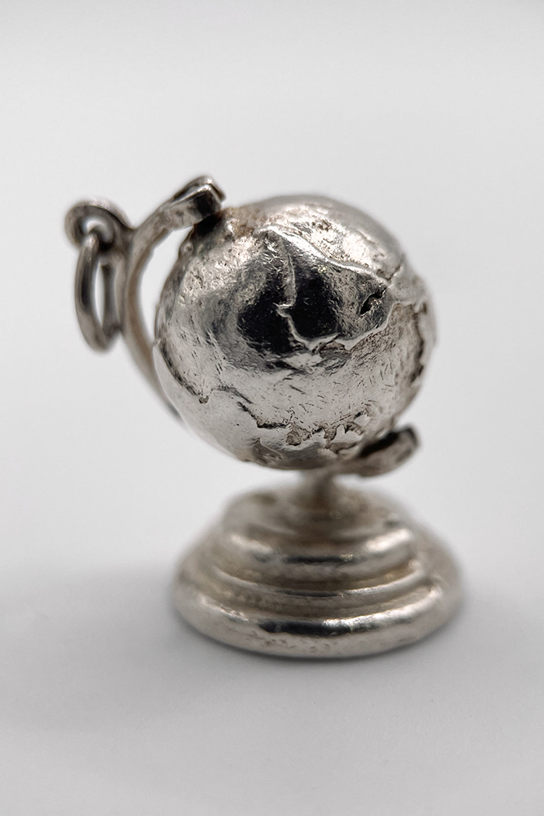 The Travellers Globe of Adventure Vintage Charm (925 Sterling Silver, made circa 1950 - 1970)