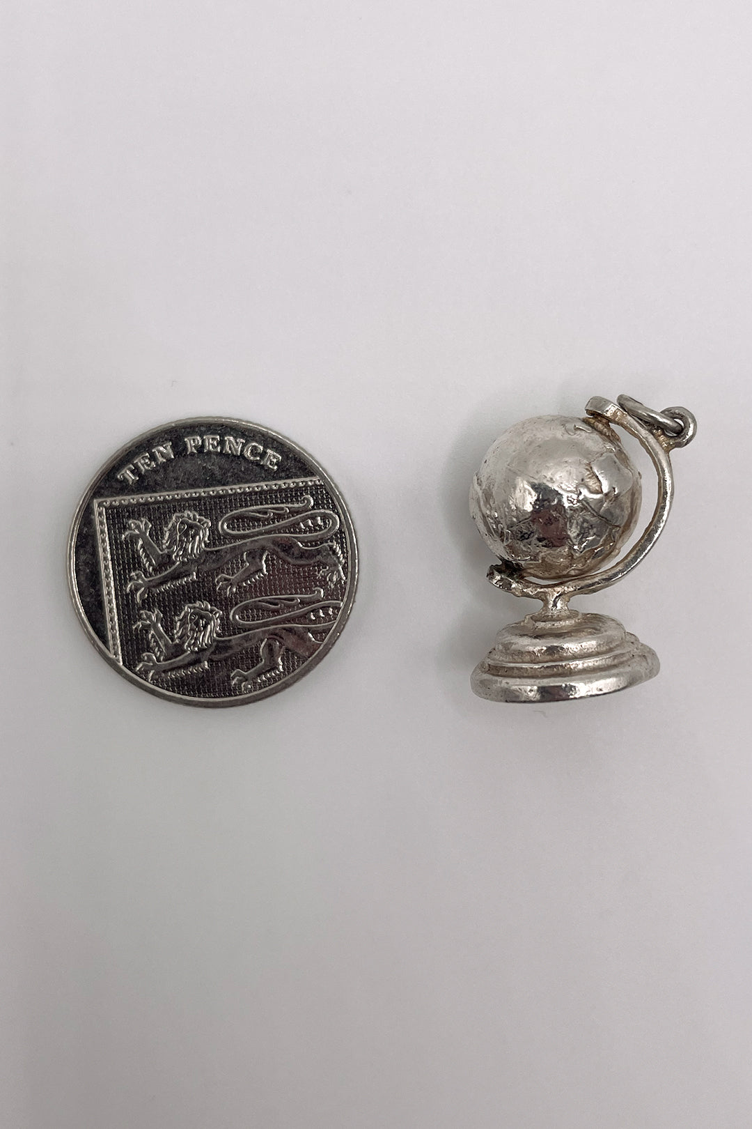 The Travellers Globe of Adventure Vintage Charm (925 Sterling Silver, made circa 1950 - 1970)