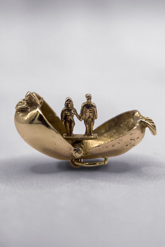 The Forbidden Fruit Opening Apple Vintage Charm (375 9ct gold, made in 1961)