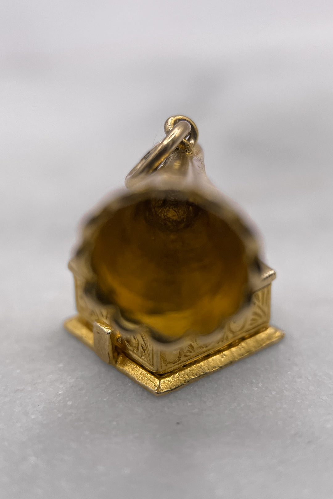 The Little Mouse's Musical Hideaway Gramophone Vintage Charm (375 9ct gold, made in 1968)