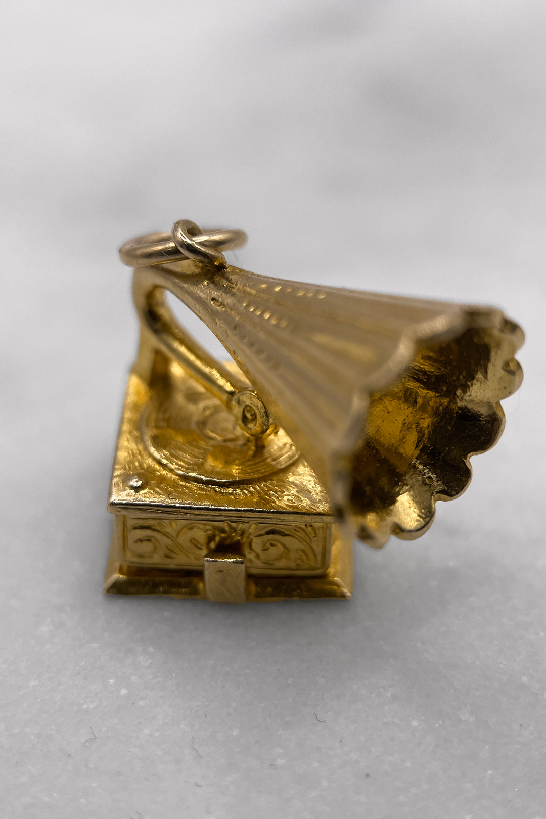 The Little Mouse's Musical Hideaway Gramophone Vintage Charm (375 9ct gold, made in 1968)