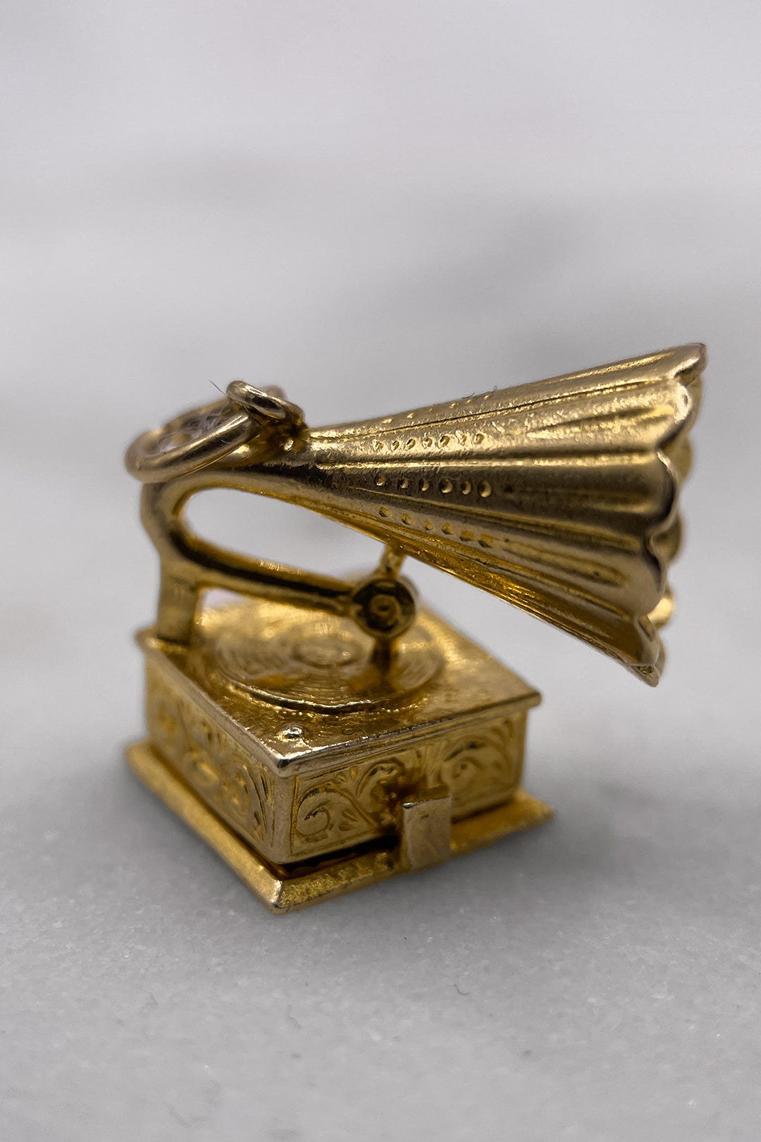The Little Mouse's Musical Hideaway Gramophone Vintage Charm (375 9ct gold, made in 1968)