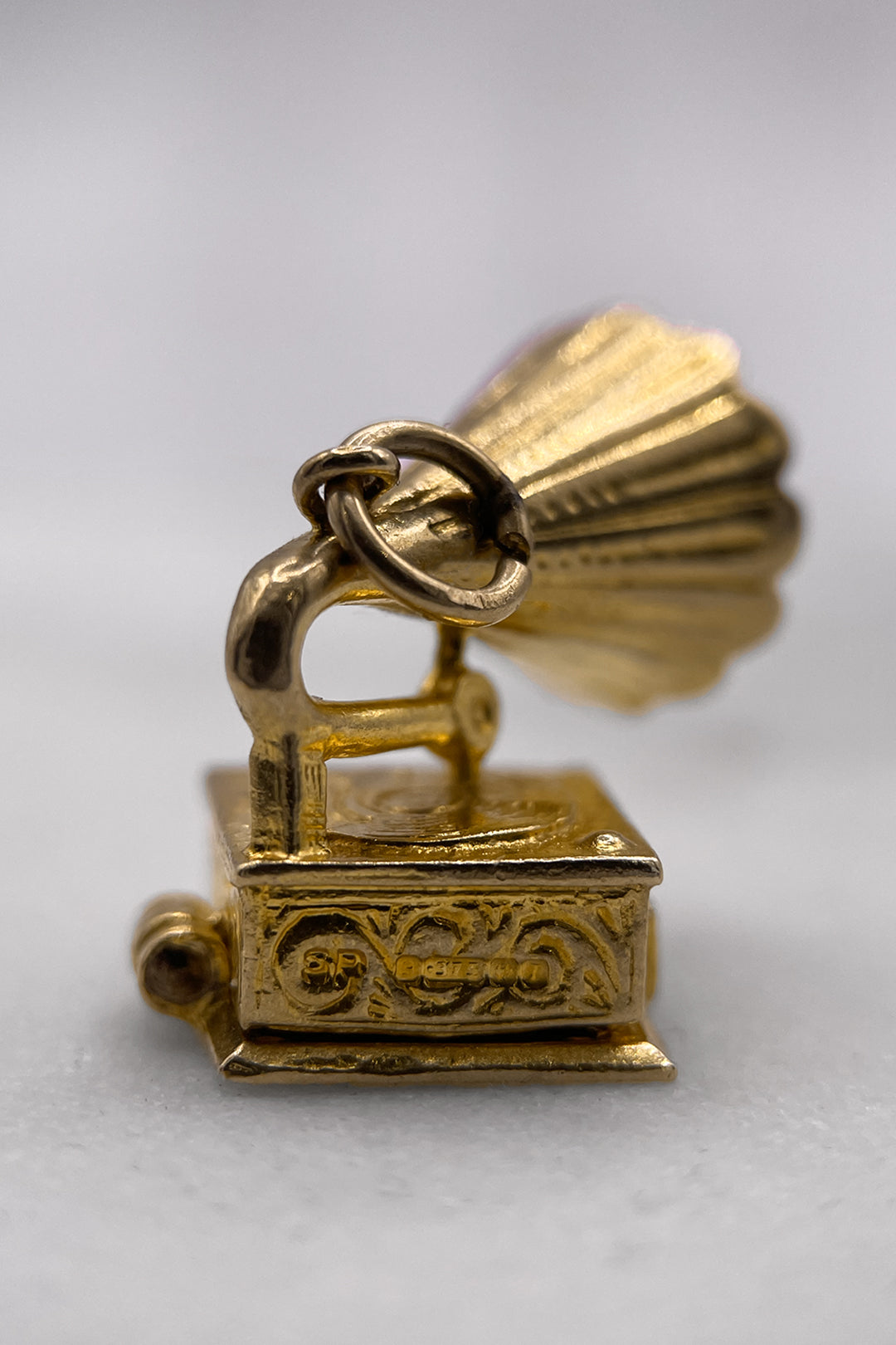 The Little Mouse's Musical Hideaway Gramophone Vintage Charm (375 9ct gold, made in 1968)