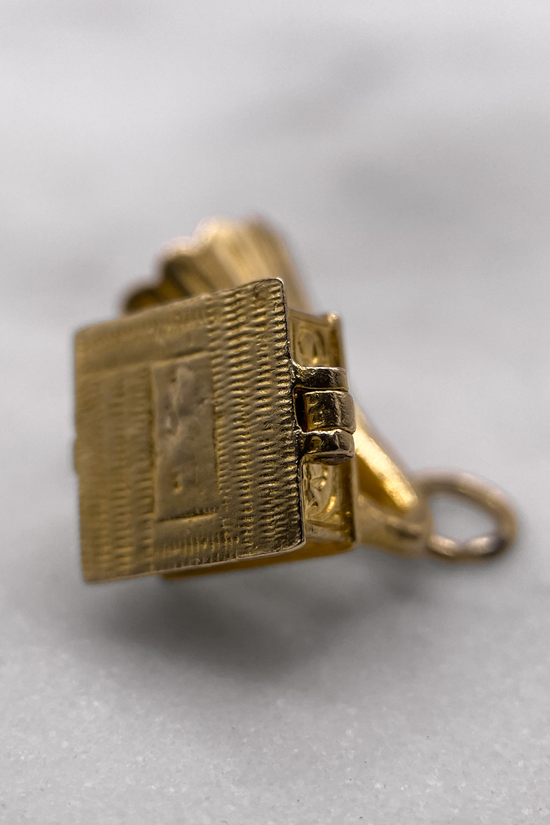 The Little Mouse's Musical Hideaway Gramophone Vintage Charm (375 9ct gold, made in 1968)