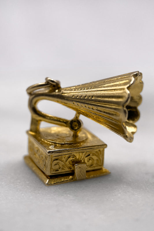 The Little Mouse's Musical Hideaway Gramophone Vintage Charm (375 9ct gold, made in 1968)