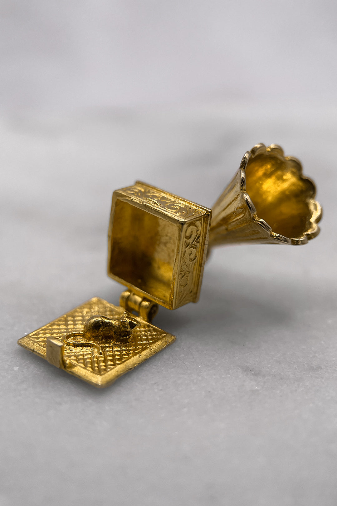 The Little Mouse's Musical Hideaway Gramophone Vintage Charm (375 9ct gold, made in 1968)