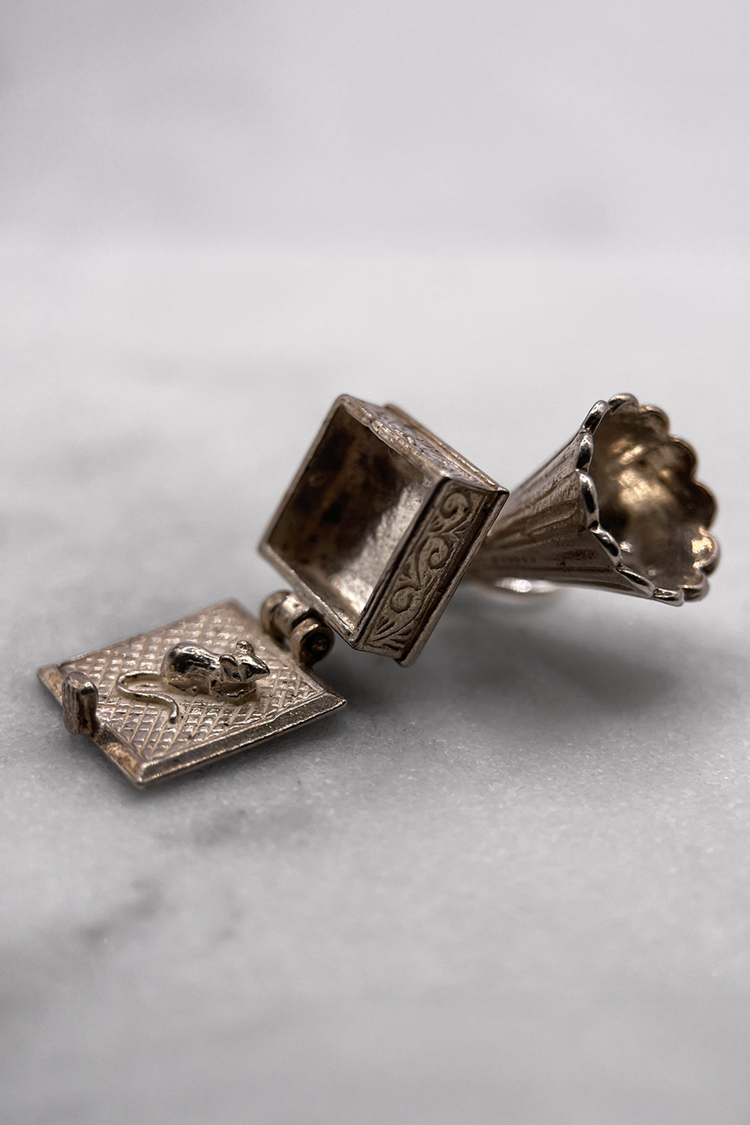 The Cheeky Mouse of the Musical Gramophone Opening Vintage Charm (925 Sterling Silver, made circa 1950 - 1970)