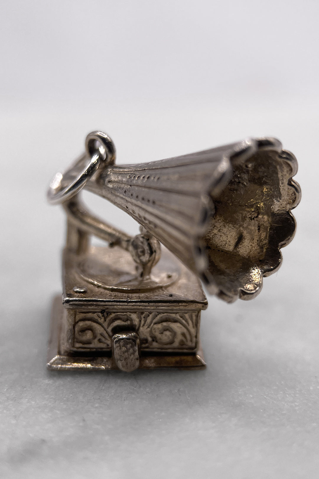 The Cheeky Mouse of the Musical Gramophone Opening Vintage Charm (925 Sterling Silver, made circa 1950 - 1970)