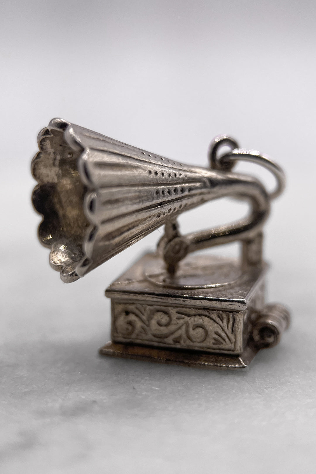 The Cheeky Mouse of the Musical Gramophone Opening Vintage Charm (925 Sterling Silver, made circa 1950 - 1970)