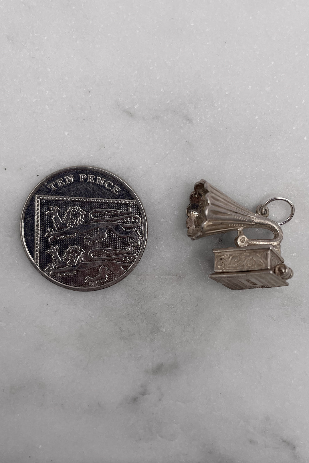 The Cheeky Mouse of the Musical Gramophone Opening Vintage Charm (925 Sterling Silver, made circa 1950 - 1970)
