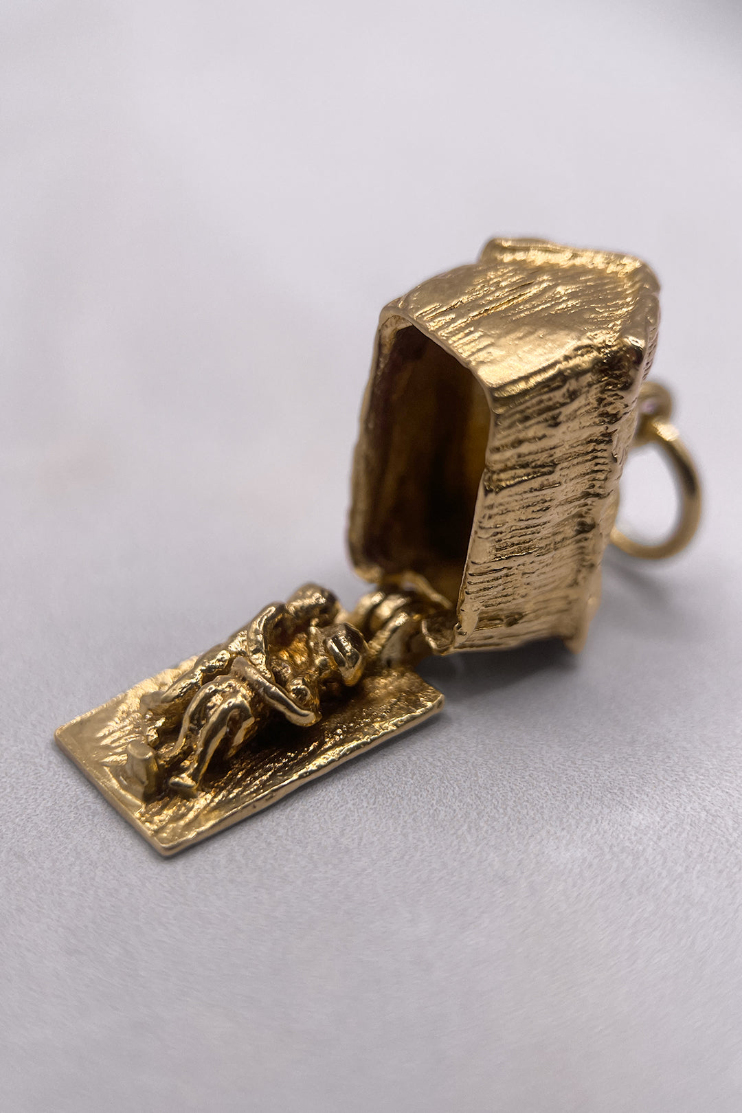 The Lovers Secret Haystack Opening Vintage Heavy Charm (375 9ct gold, made in 1970)