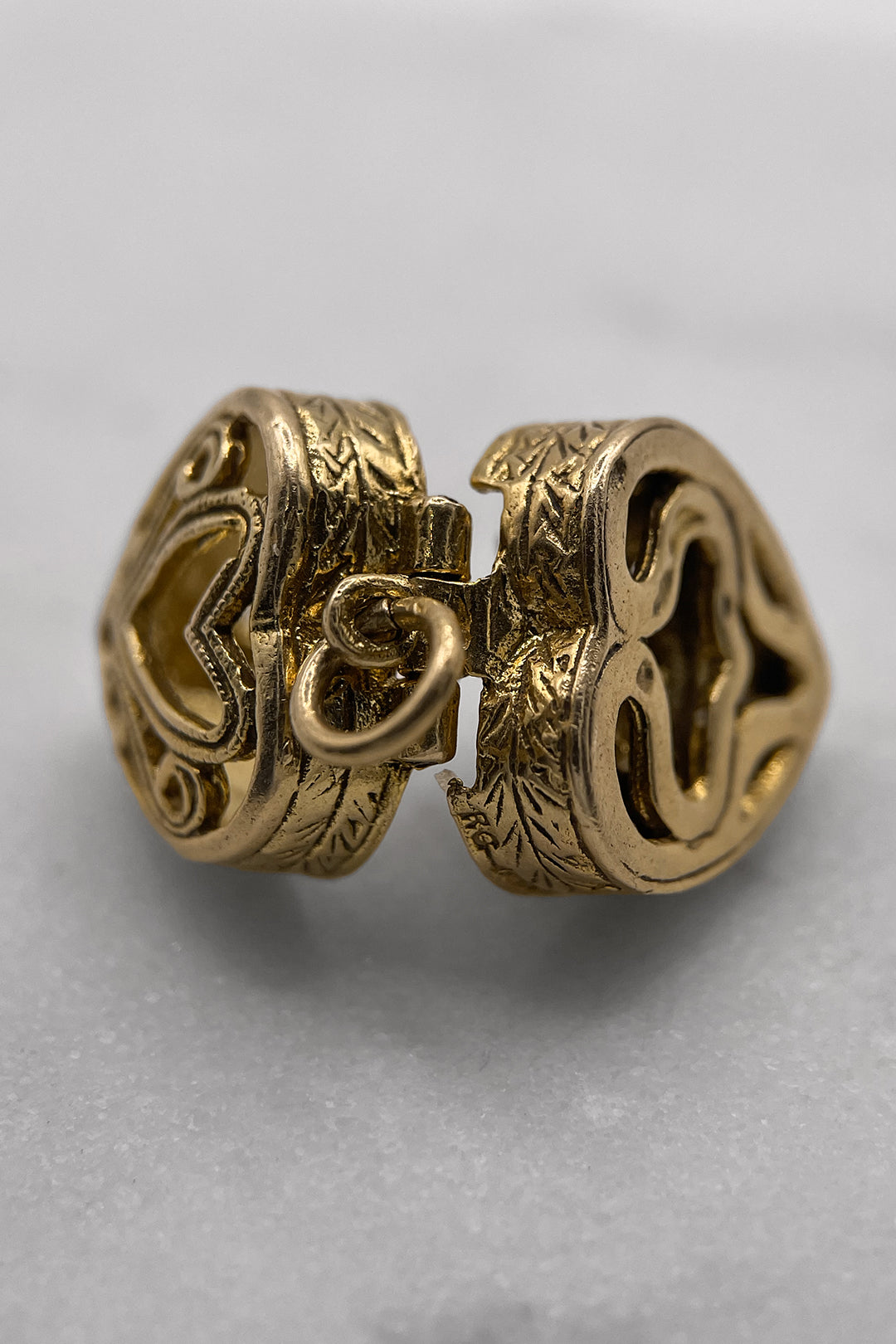 The Heart of Past, Present & Future Love Opening Vintage Charm (375 9ct gold, made in the 1964)