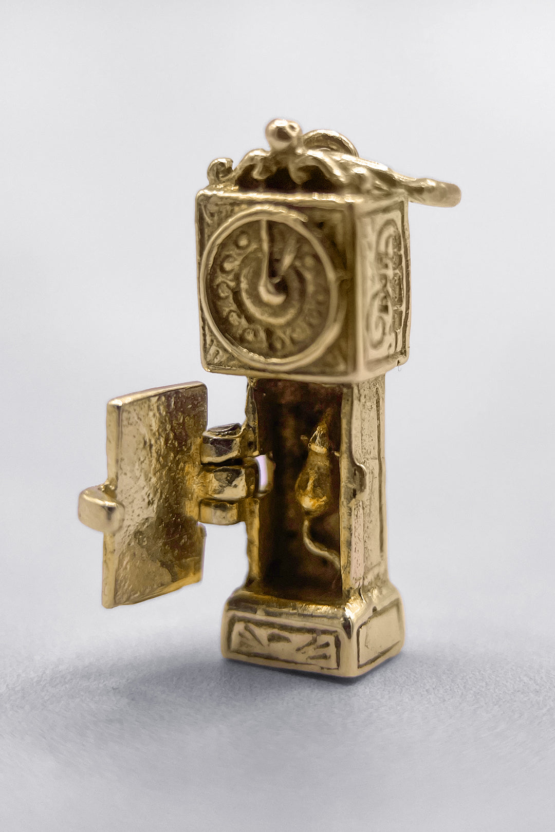 The Hickory Dickory Grandfather Clock Hidden Mouse Vintage Charm (375 9ct gold, made in 1977)
