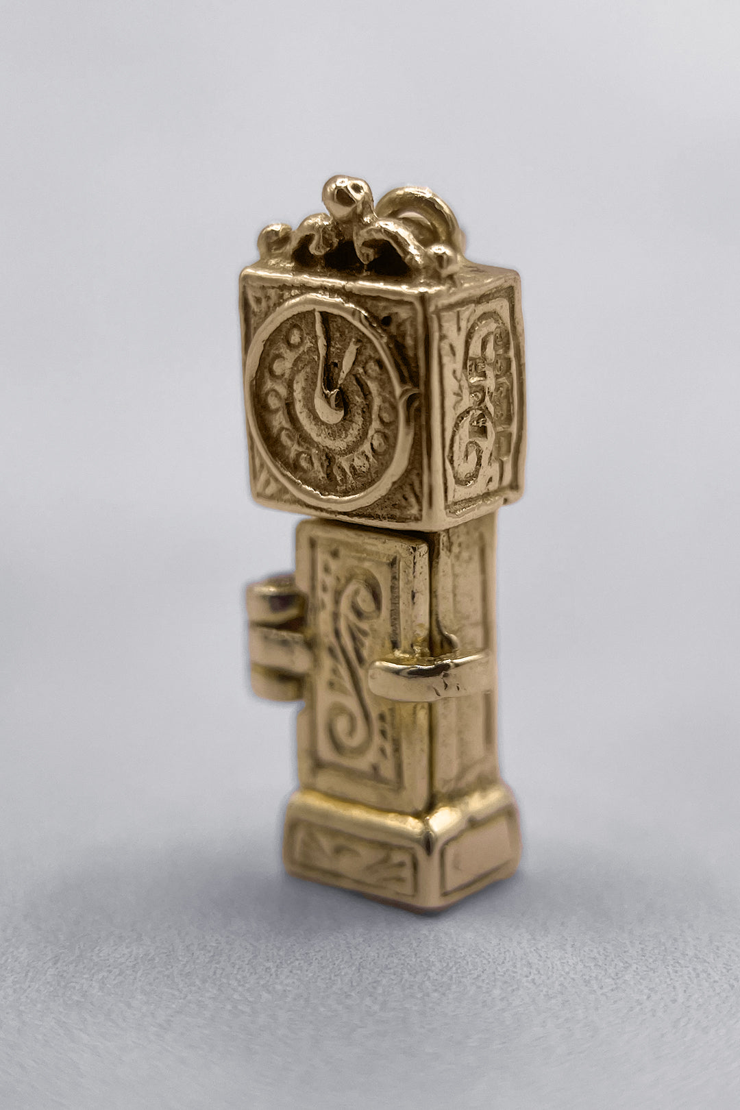 The Hickory Dickory Grandfather Clock Hidden Mouse Vintage Charm (375 9ct gold, made in 1977)