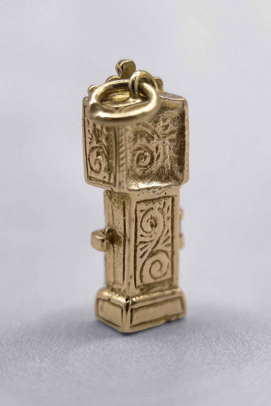 The Hickory Dickory Grandfather Clock Hidden Mouse Vintage Charm (375 9ct gold, made in 1977)