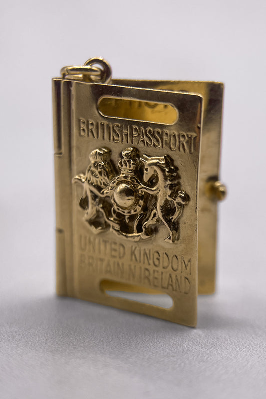 The Globetrotters Passport to Adventure Opening Locket Vintage Charm (375 9ct gold, made in 1980)