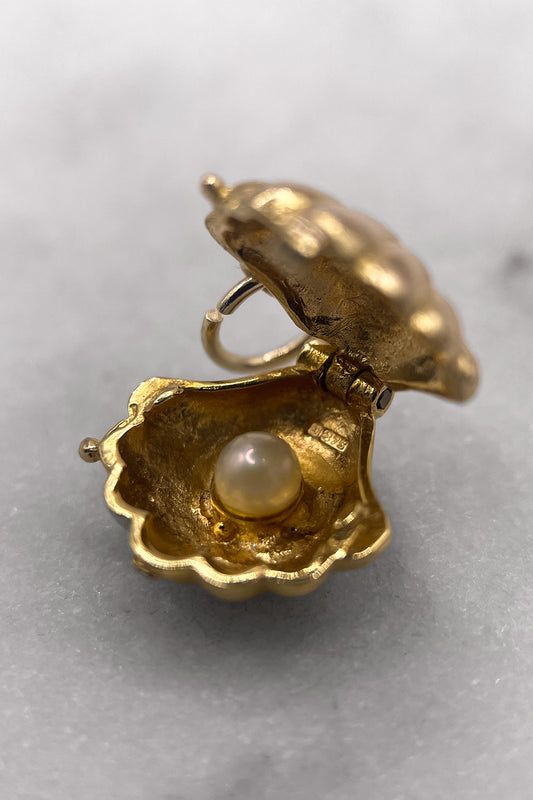 The Opening Ocean Clam of the Sacred Pearl Vintage Charm (375 9ct gold, made in 1972)