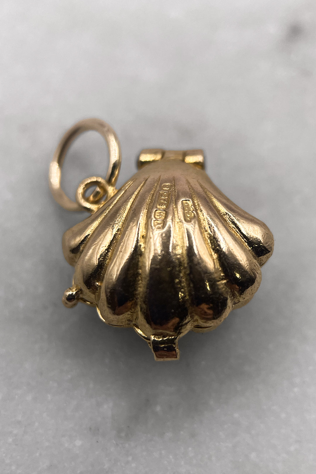 The Opening Ocean Clam of the Sacred Pearl Vintage Charm (375 9ct gold, made in 1972)