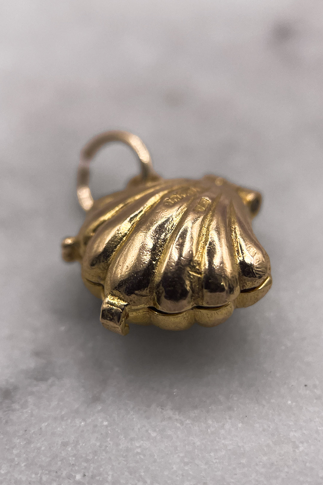 The Opening Ocean Clam of the Sacred Pearl Vintage Charm (375 9ct gold, made in 1972)