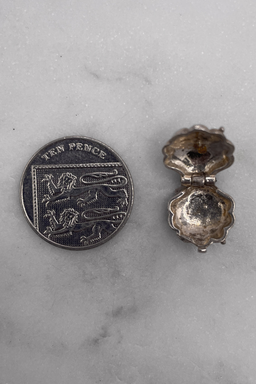 The Clam of the Ocean Opening Vintage Charm (925 Sterling Silver, made circa 1950 - 1970)