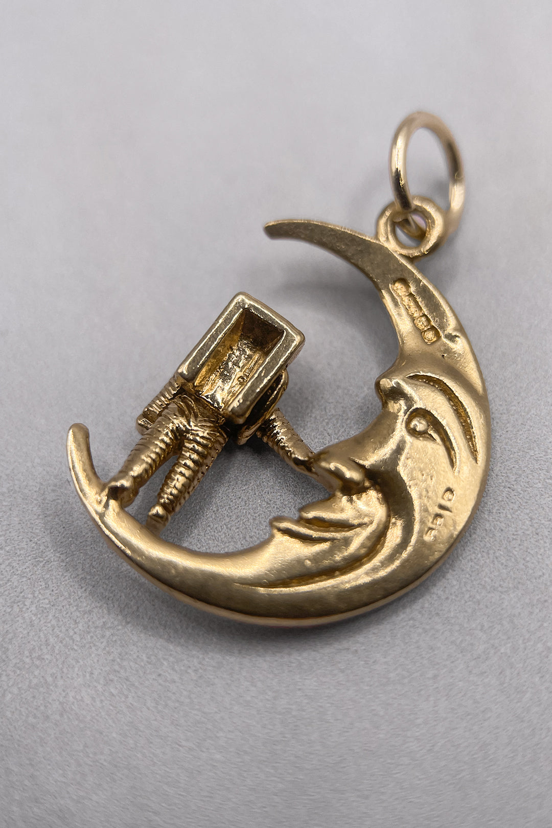 The Moon That Reached for the Stars Vintage Charm (375 9ct gold, made in 1976)