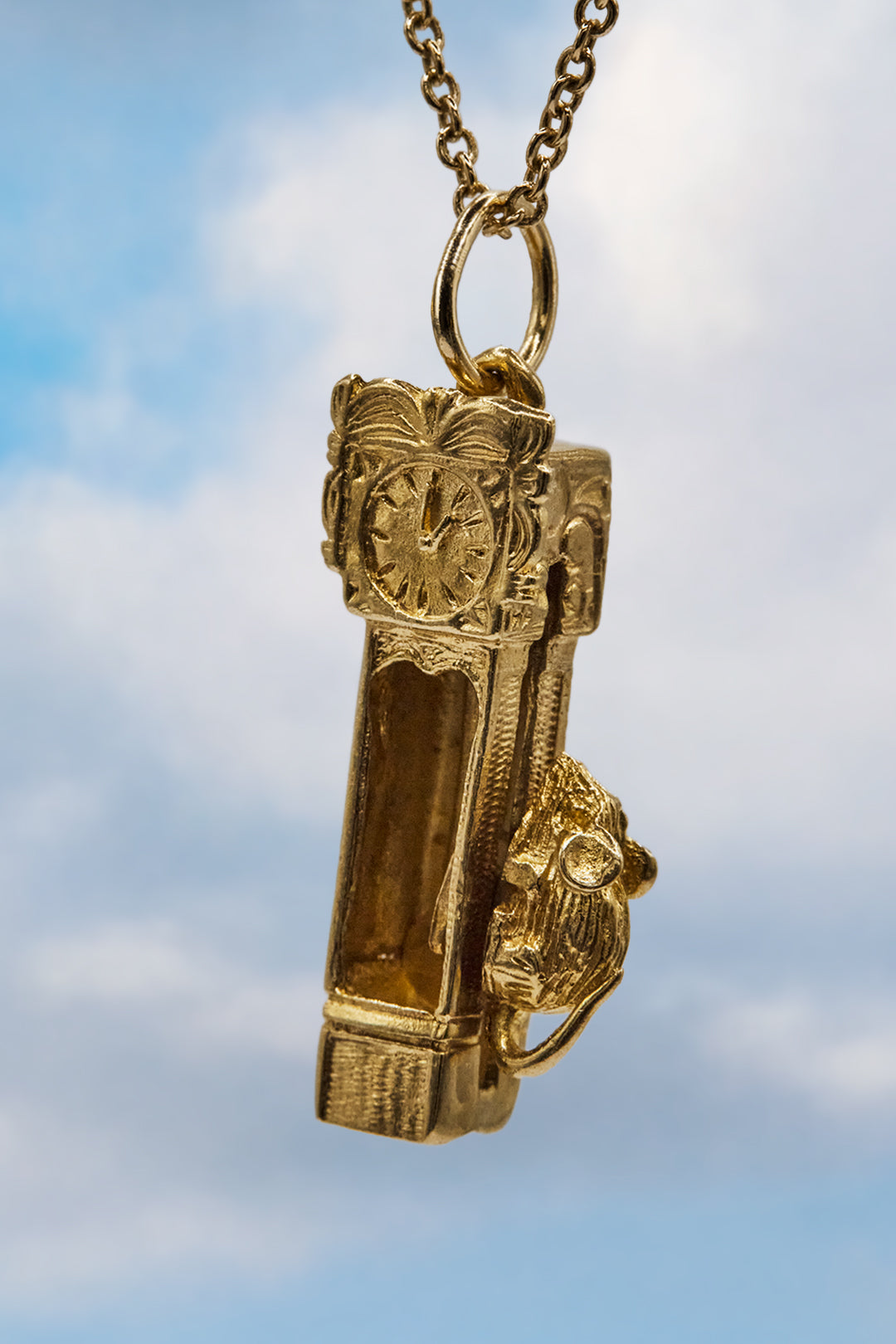 The Hungry Mouse Running Up The Grandfather Clock Articulated Vintage Charm (375 9ct gold, made in 1965)