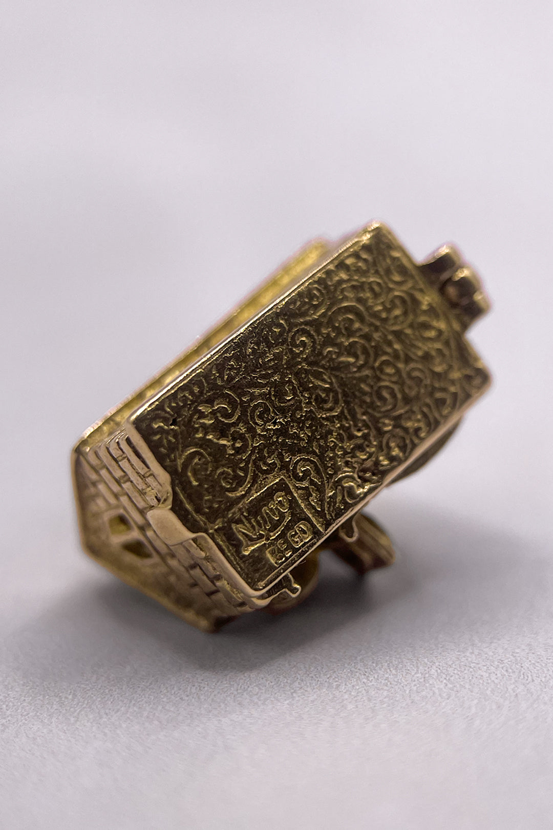 The Old British 'Horseshoe Inn' Pub Opening Vintage Charm (375 9ct gold, made in 1961)