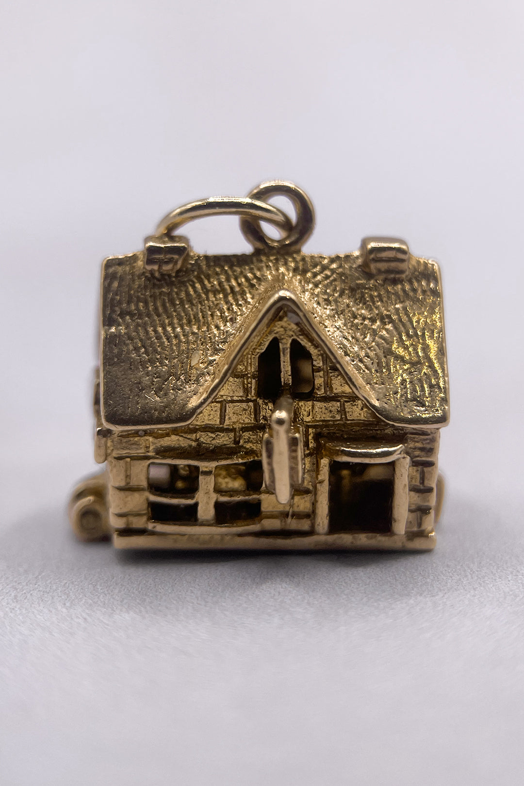 The Old British 'Horseshoe Inn' Pub Opening Vintage Charm (375 9ct gold, made in 1961)