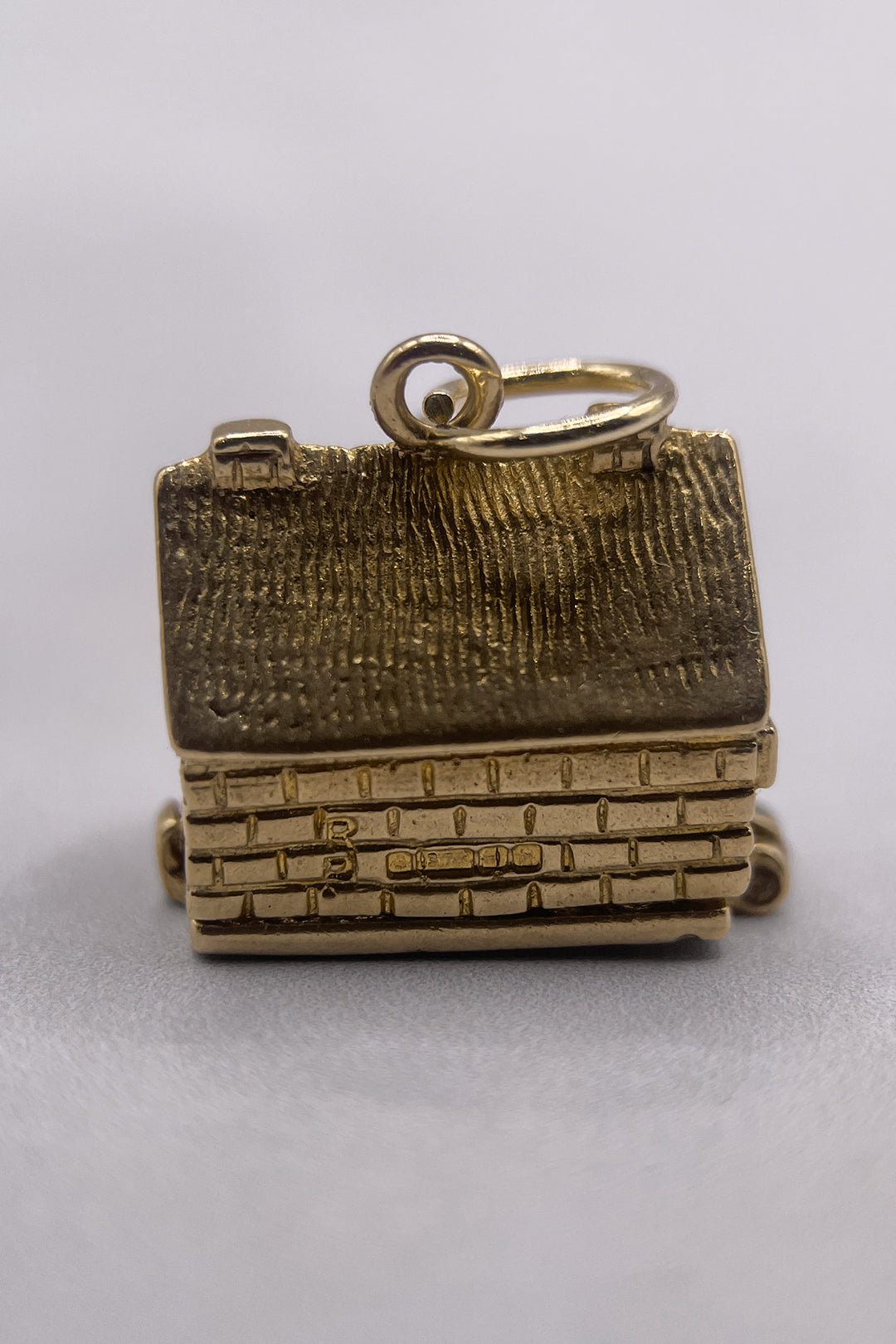 The Old British 'Horseshoe Inn' Pub Opening Vintage Charm (375 9ct gold, made in 1961)