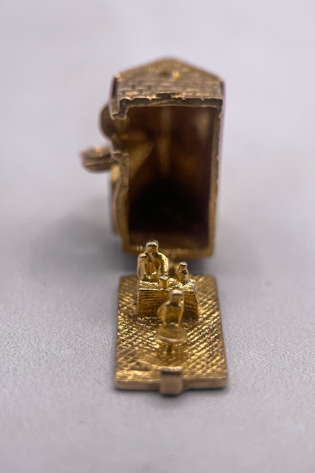 The Old British 'Horseshoe Inn' Pub Opening Vintage Charm (375 9ct gold, made in 1961)