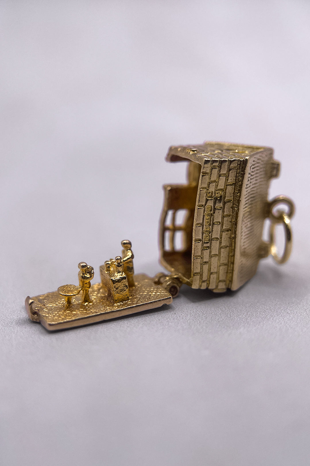 The Old British 'Horseshoe Inn' Pub Opening Vintage Charm (375 9ct gold, made in 1961)