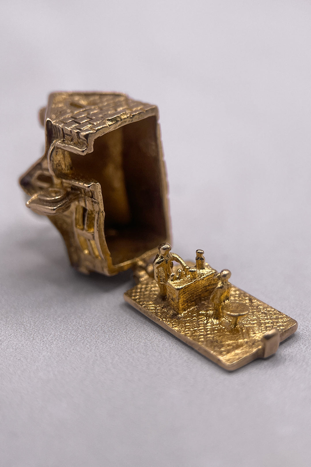 The Old British 'Horseshoe Inn' Pub Opening Vintage Charm (375 9ct gold, made in 1961)