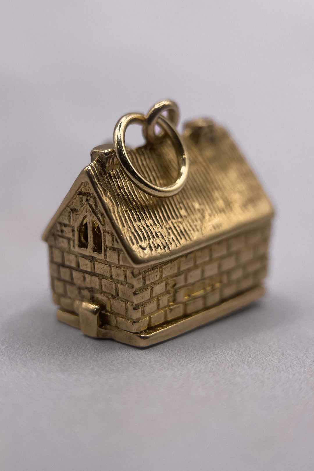 The Old British 'Horseshoe Inn' Pub Opening Vintage Charm (375 9ct gold, made in 1961)