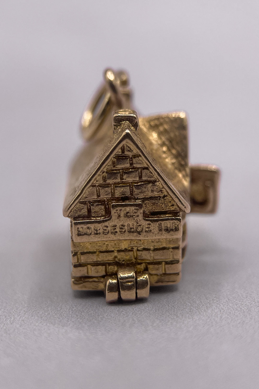 The Old British 'Horseshoe Inn' Pub Opening Vintage Charm (375 9ct gold, made in 1961)