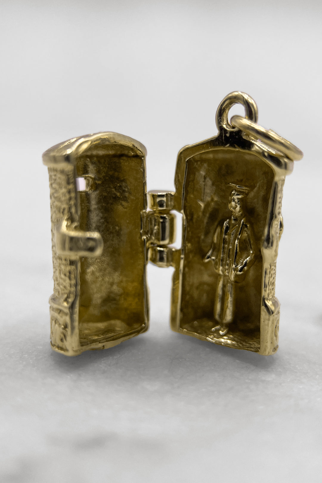 The Royal Mail Postmans Secret Letterbox Vintage Charm (375 9ct gold, made in the 1960s)