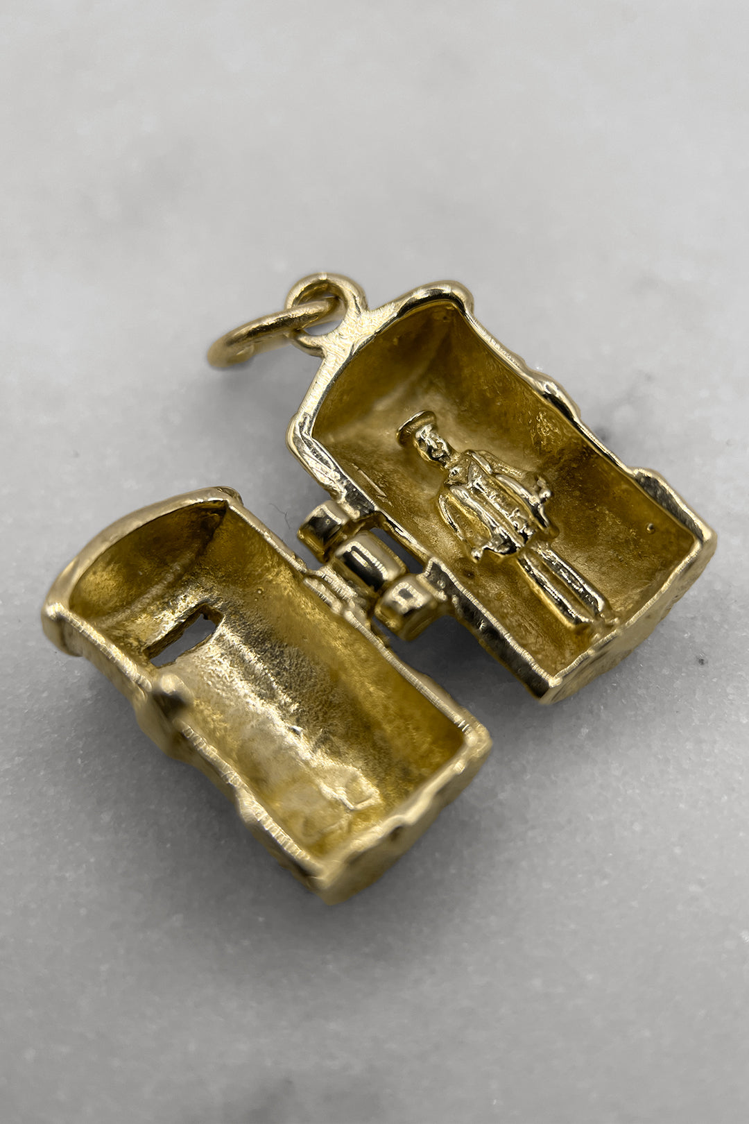 The Royal Mail Postmans Secret Letterbox Vintage Charm (375 9ct gold, made in the 1960s)