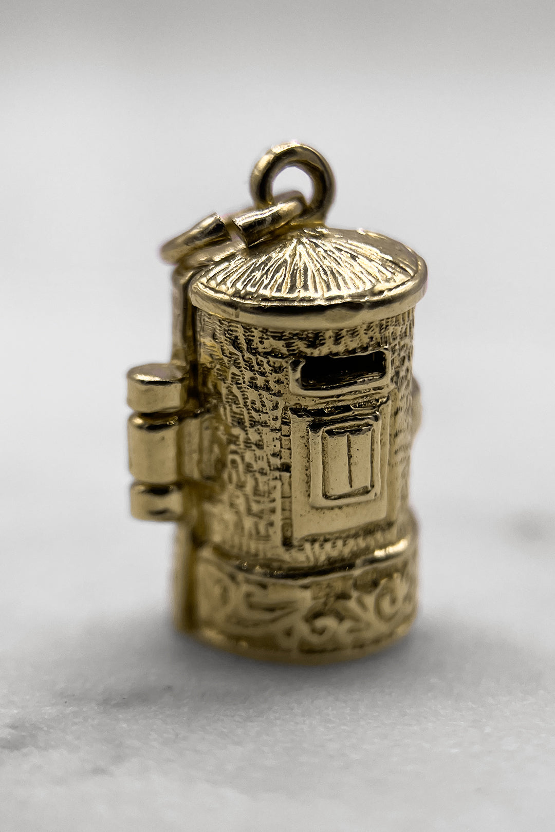 The Royal Mail Postmans Secret Letterbox Vintage Charm (375 9ct gold, made in the 1960s)