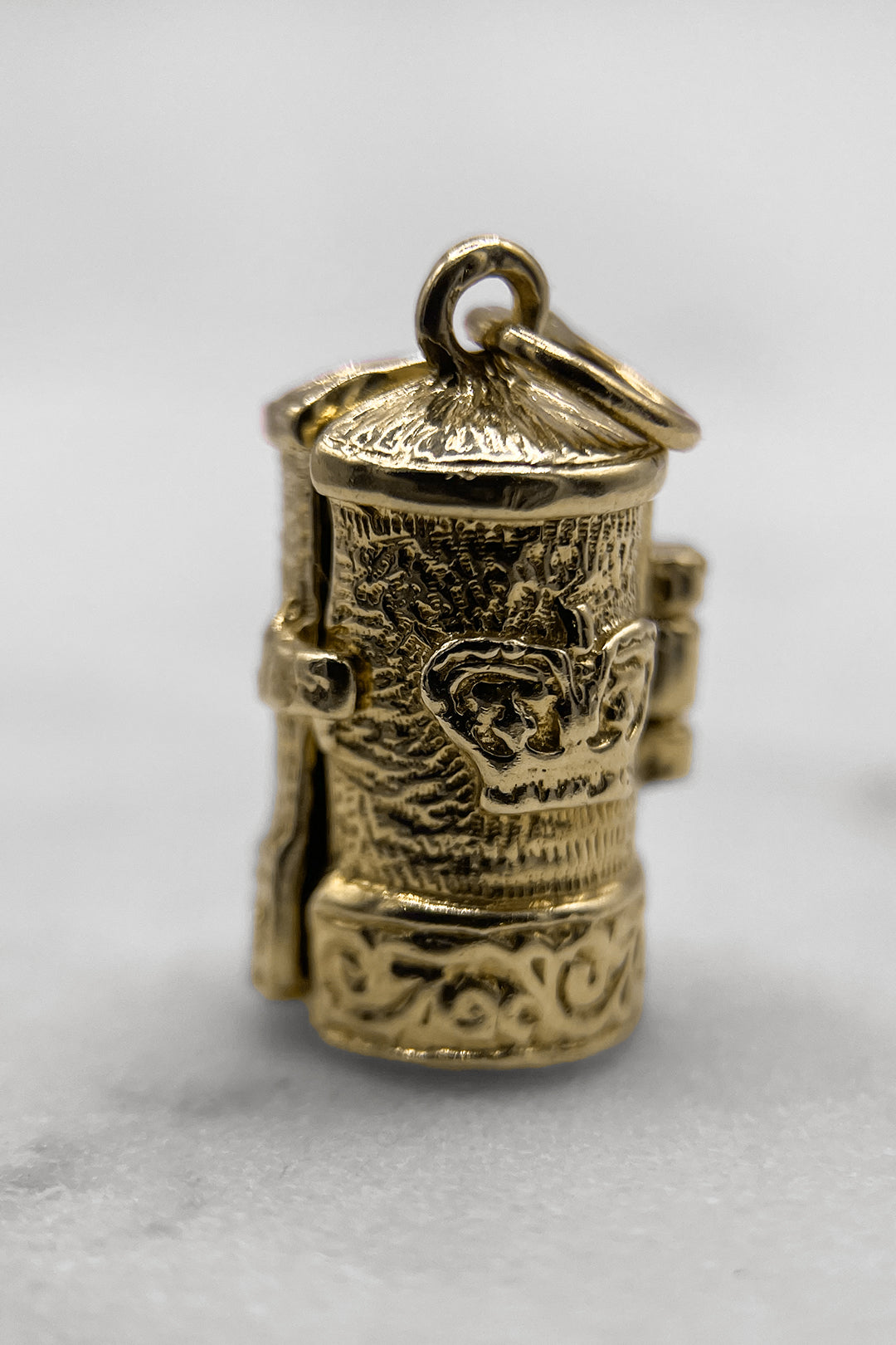 The Royal Mail Postmans Secret Letterbox Vintage Charm (375 9ct gold, made in the 1960s)