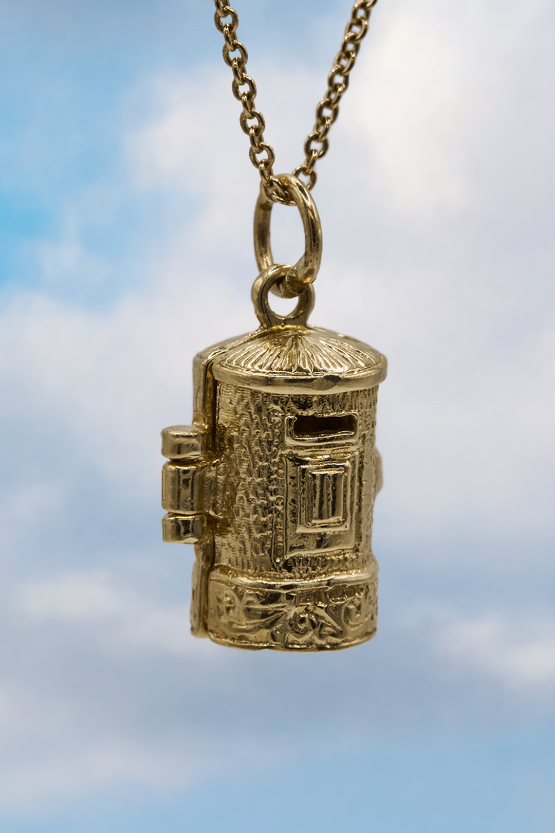 The Royal Mail Postmans Secret Letterbox Vintage Charm (375 9ct gold, made in the 1960s)