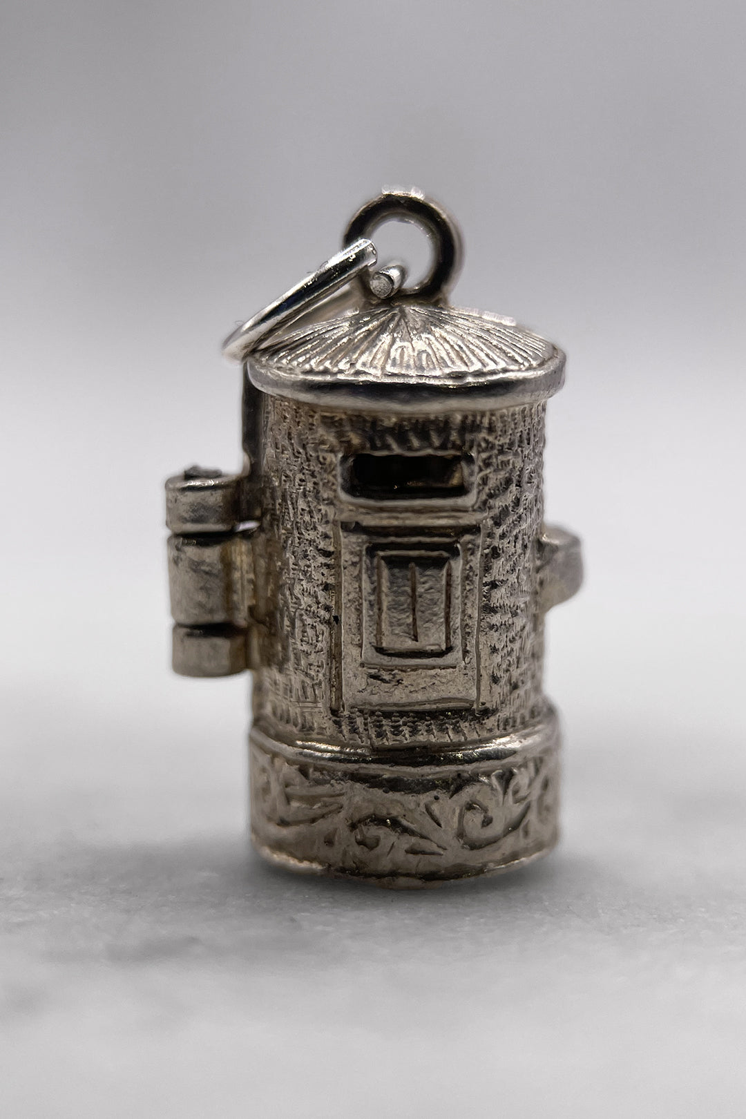 The Royal Mail Postmans Secret Hiding Spot Opening Vintage Charm (925 Sterling Silver, made circa 1950 - 1970)
