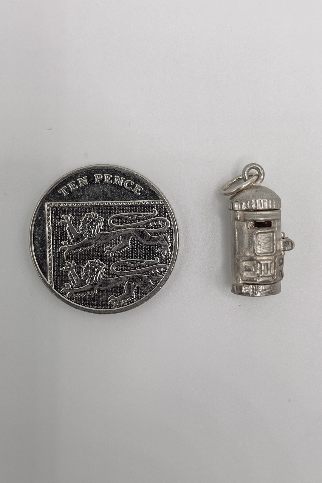 The Glorious Opening Royal Mail British Postbox Vintage Charm (925 Sterling Silver, made circa 1950 - 1970)