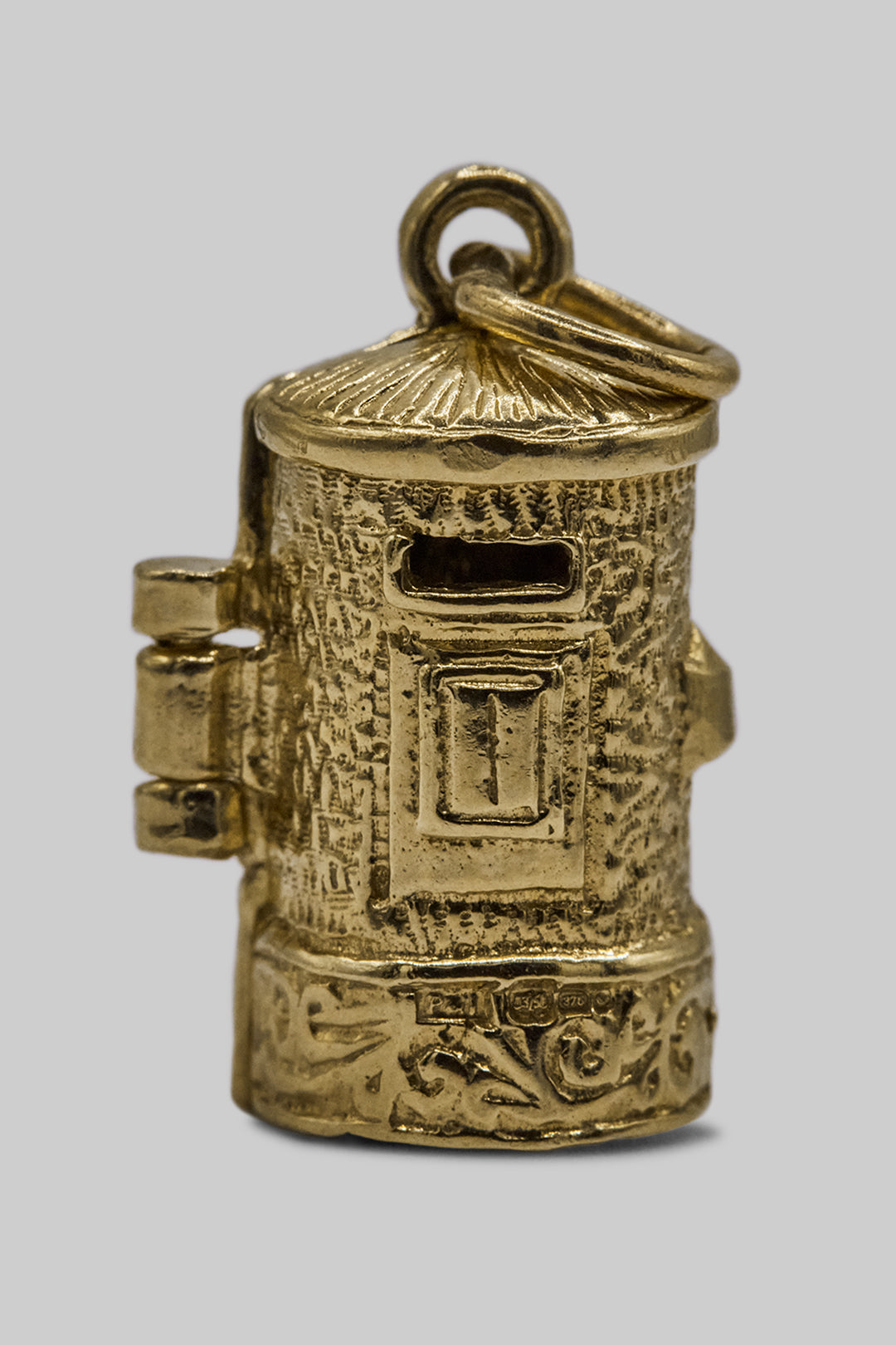 The Royal Mail Postmans Secret Letterbox Vintage Charm (375 9ct gold, made in the 1960s)
