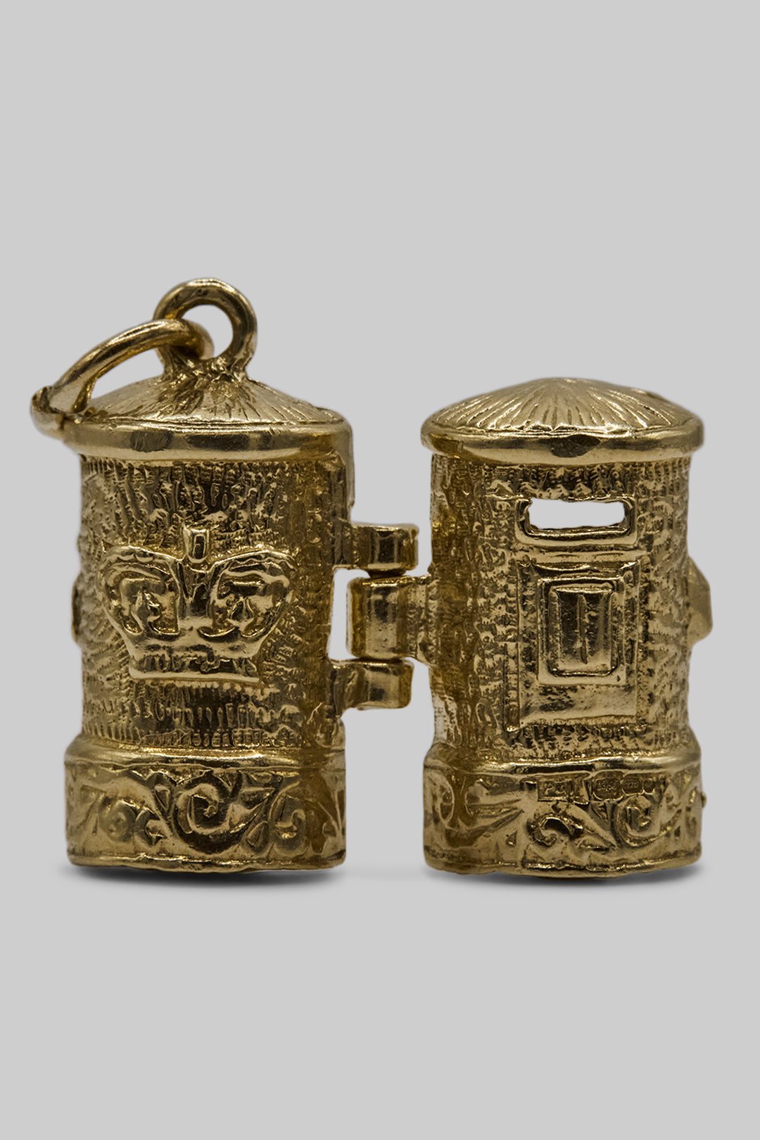 The Royal Mail Postmans Secret Letterbox Vintage Charm (375 9ct gold, made in the 1960s)